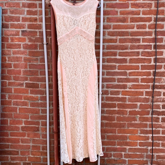 Vintage style lace gown - Picture 2 of 14